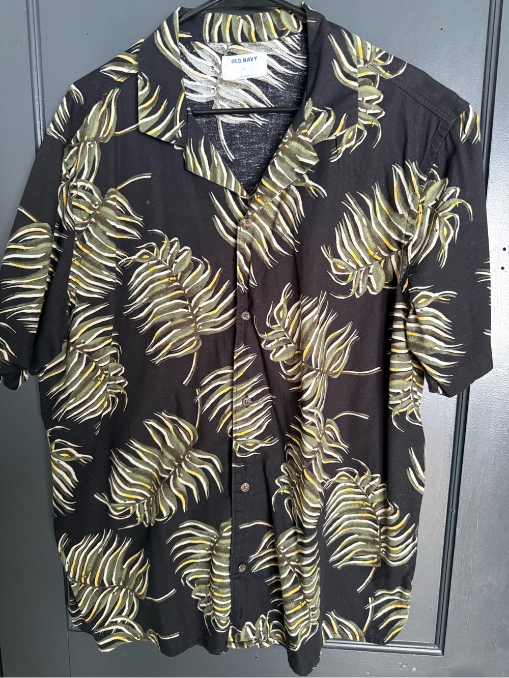 Old Navy Black Short-Sleeve Button-Up Shirt with Green and Cream Leaf Print